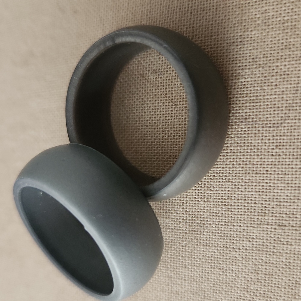 🎄5/$30 Mens Silicone Ring Set